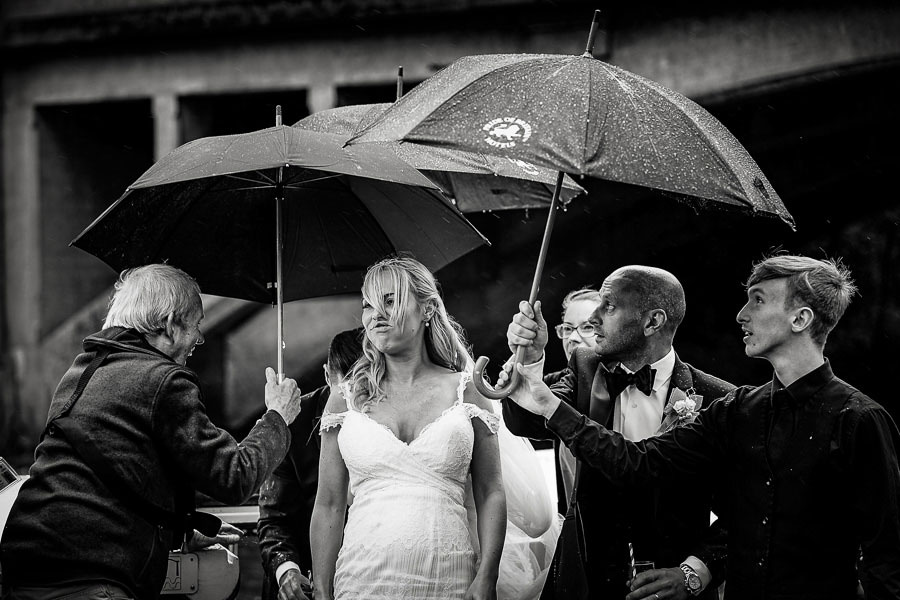 rain wedding photos