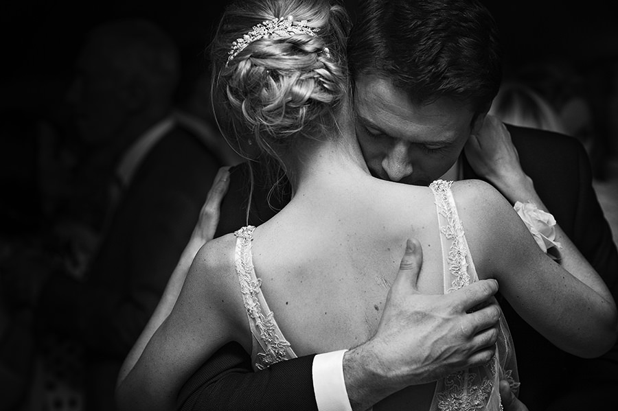 46 Stunning Black & White Wedding Photos